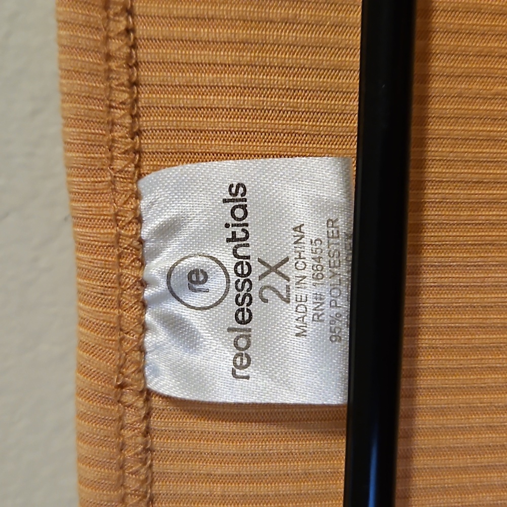 Real Essentials Peach V Neck Ribbed Top. In EUC - Picture 2 of 4